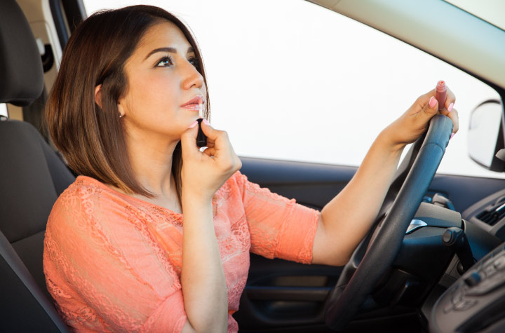 6 พฤติกรรมเสี่ยงอันตรายของผู้หญิงขณะขับรถ