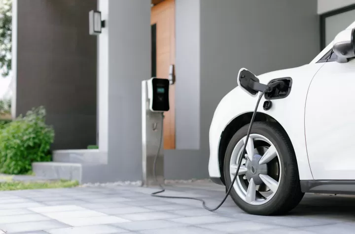 ทำไมเบี้ยประกันรถยนต์ EV ถึงแพงกว่ารถทั่วไป